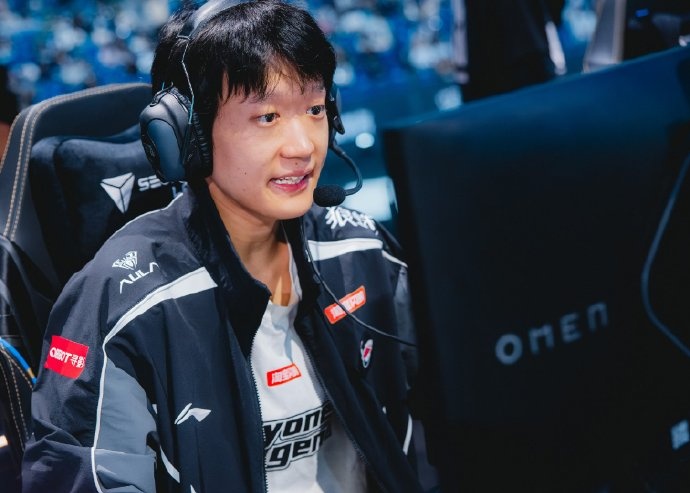 虎娘日报：2025联盟嘉年华冠军纪念展上线 TES轻取G2晋级四强